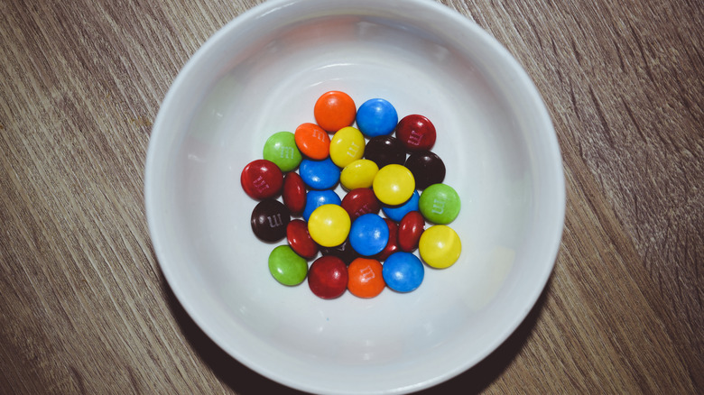 A bowl of M&MS (brown ones included)