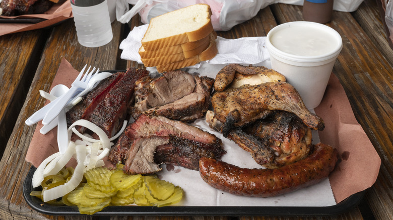 Barbecue platter with white bread