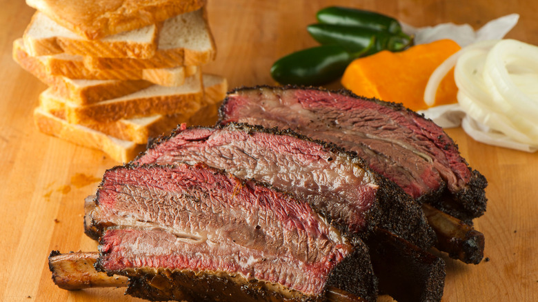 Barbecue with white bread