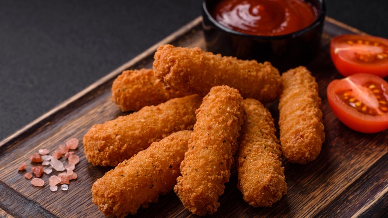 A plate of mozzarella sticks