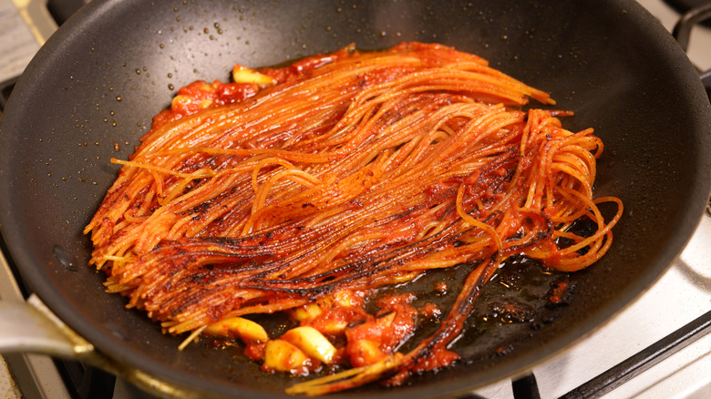 Spaghetti all'assassina in a pan