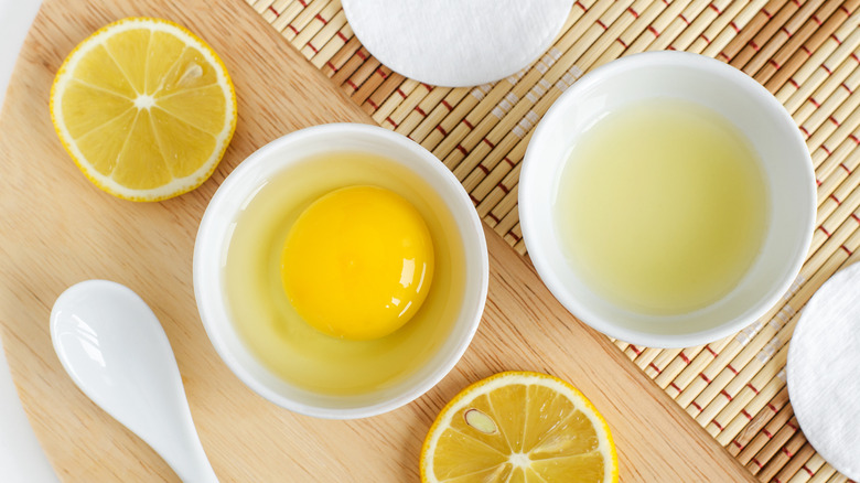 Raw egg and lemon juice in two bowls