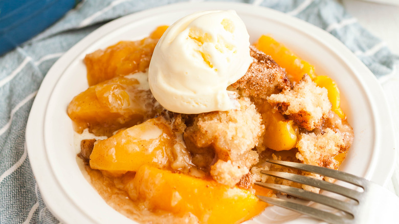 peach cobbler with ice cream