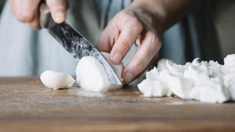 cutting mozzarella cheese