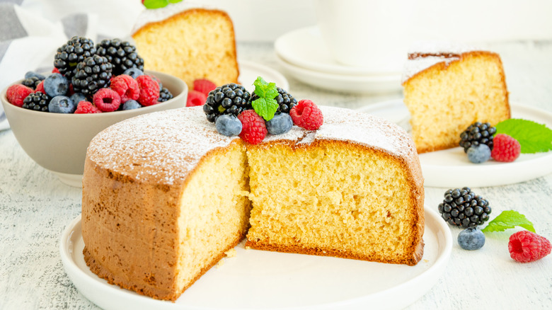 Yellow cake with powdered icing sugar and berries