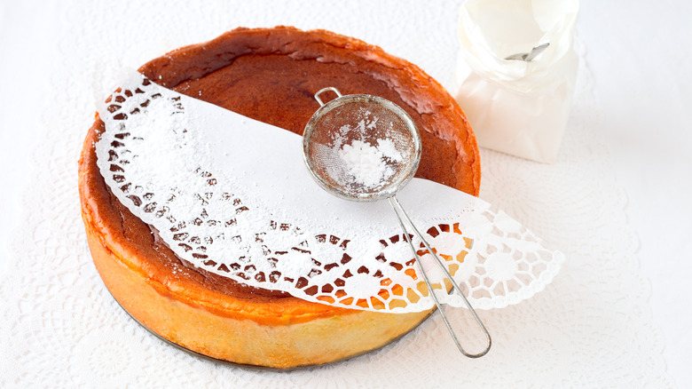 Cake with snowflake shaped, powdered sugar design